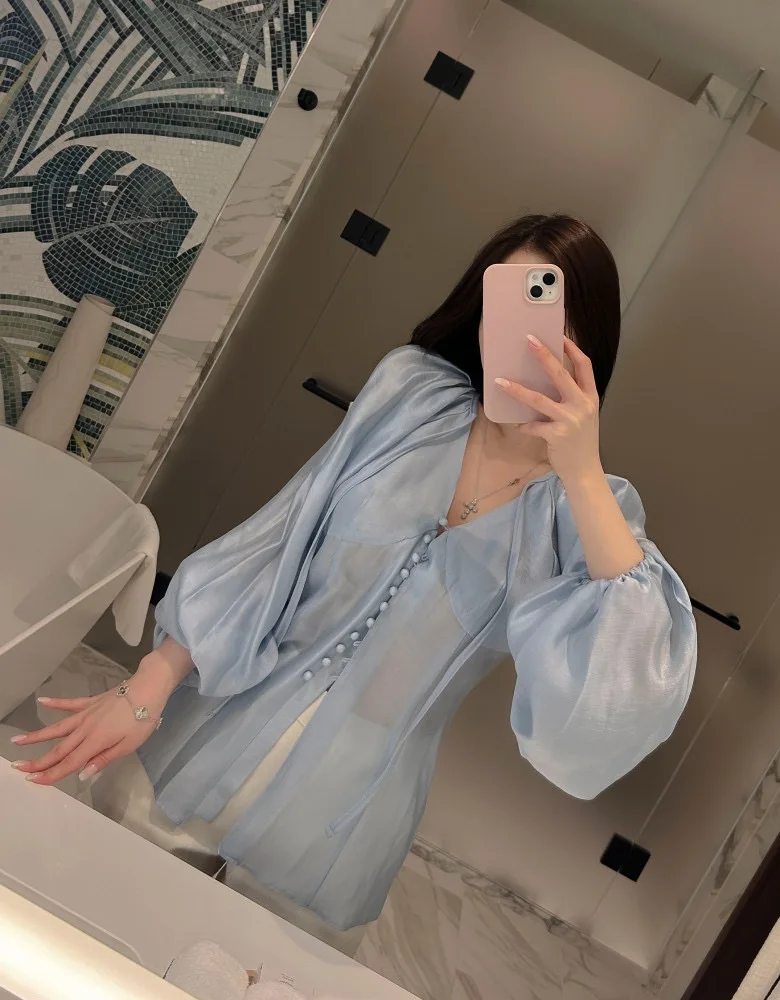 

Women's Chic Lantern Sve irt Single Button Waist Cinching Thin Versatile Loose Long Sve V-Ne Polyester Blend Top