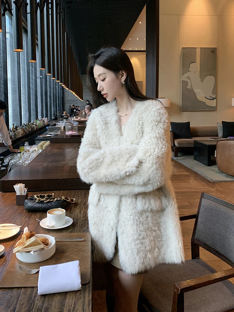 معاطف صوف طبيعي 100% من AYUNSUE للنساء لخريف وشتاء 2025 معطف شيرلينغ طويل فاخر ملابس نسائية برقبة على شكل حرف v كوفتا ميسهوم