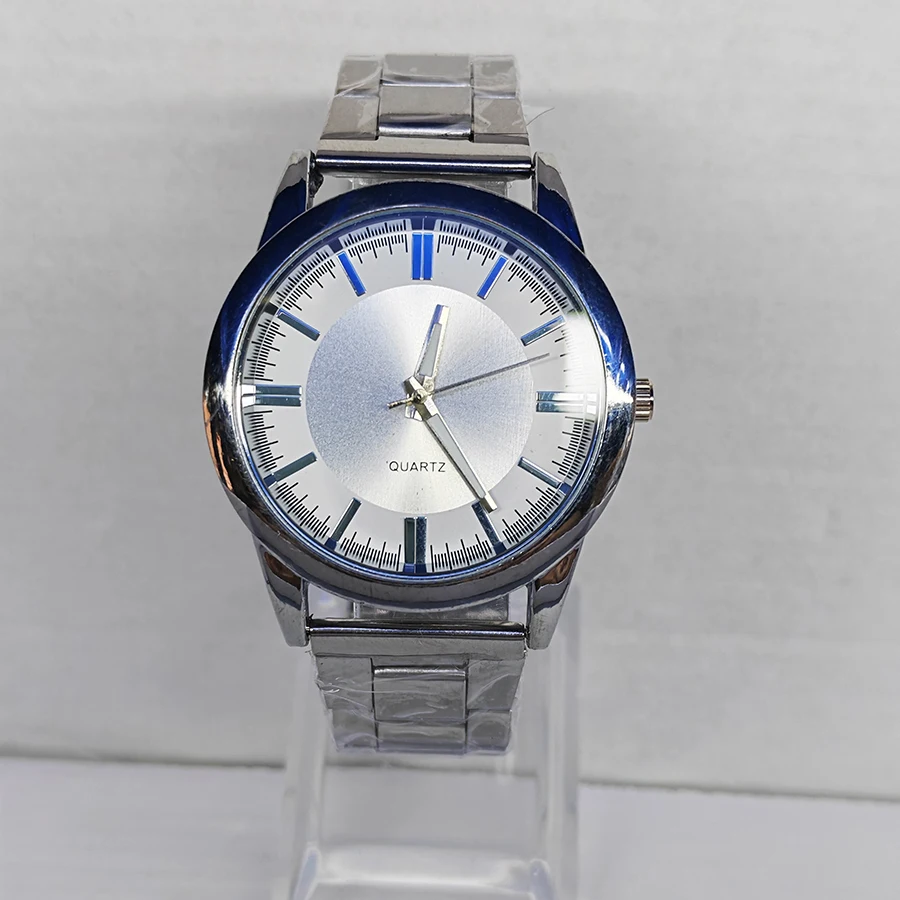 ساعة كوارتز رجالية عادية من الفولاذ المقاوم للصدأ ساعة يد رجال الأعمال خفيفة فاخرة بمقياس روما ساعة قابلة للطي