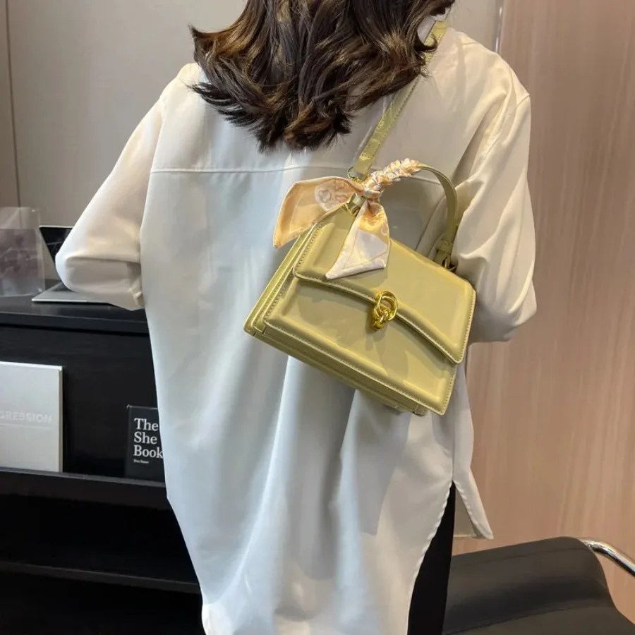 

New fashion exquisite pillow crossbody bag niche foreign flavor Korean simple generous senior sense of armpit handbag female bag