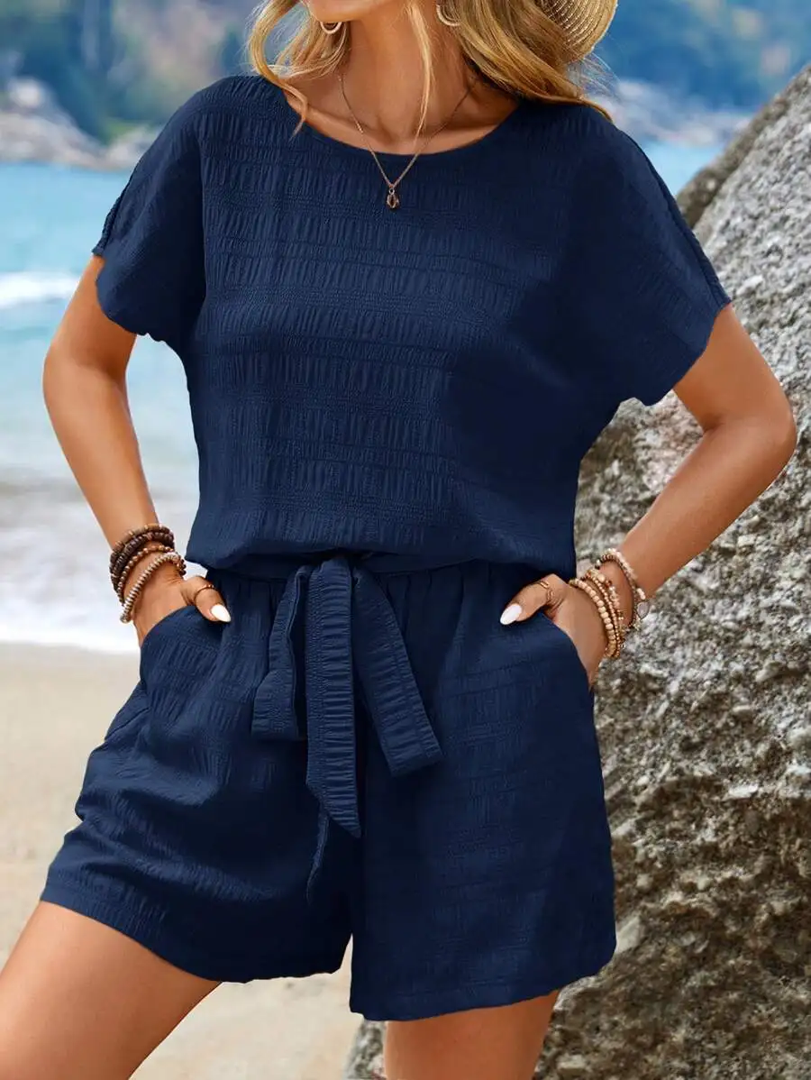 

Женский комплект из однотонного темно-синего топа с короткими рукавами и шорт с завязками на талии