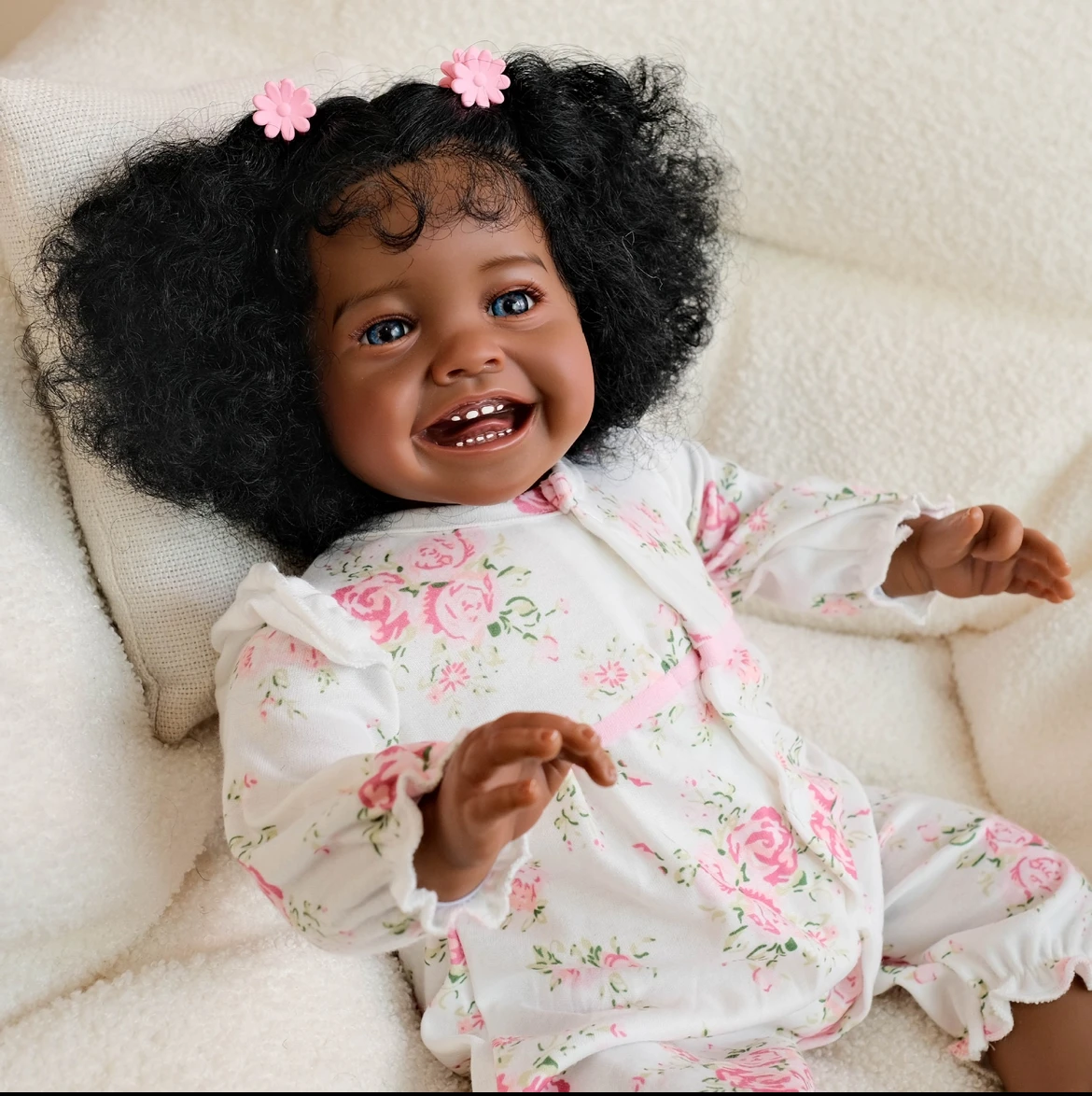 リアルな20インチのリボーンドール、ミラ。手描きのリアルな静脈と濃い肌色。子供への誕生日やクリスマスの贈り物に最適です。