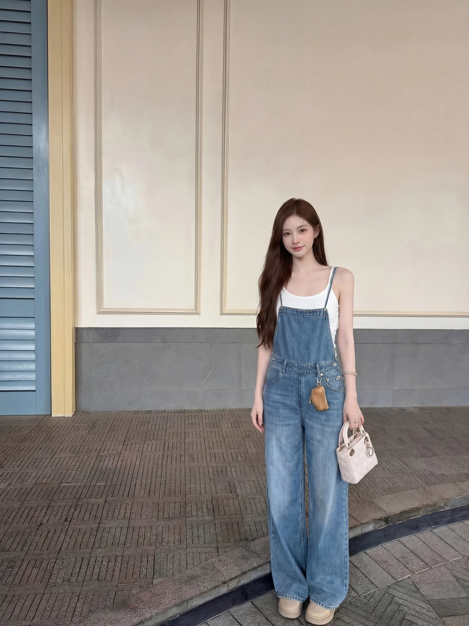 

Женский джинсовый комбинезон в стиле ретро с эффектом потертости, свободный прямой крой, широкие штанины, стройнящий, омолаживающий, универсальный, на бретелях, комплект