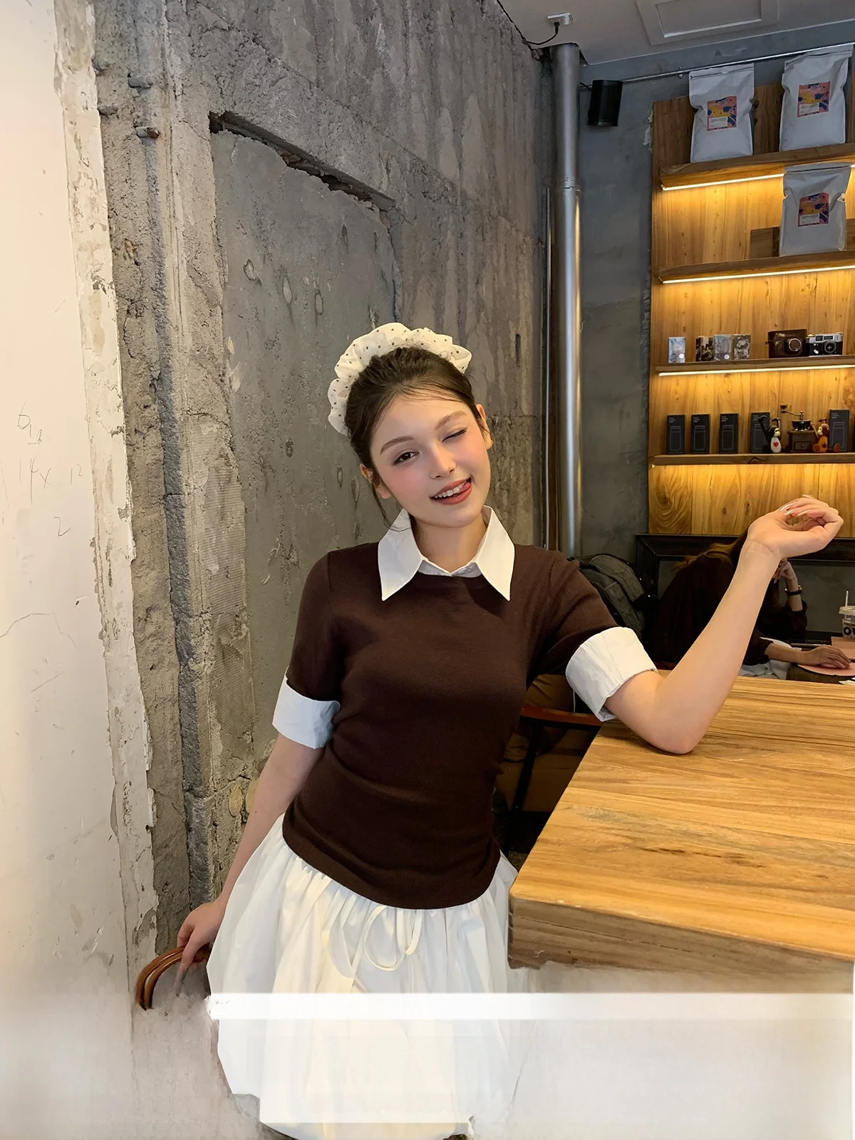 

Женский комплект: облегающая вязаная кофта с коротким рукавом в корейском студенческом стиле и брюки прямого кроя с высокой талией