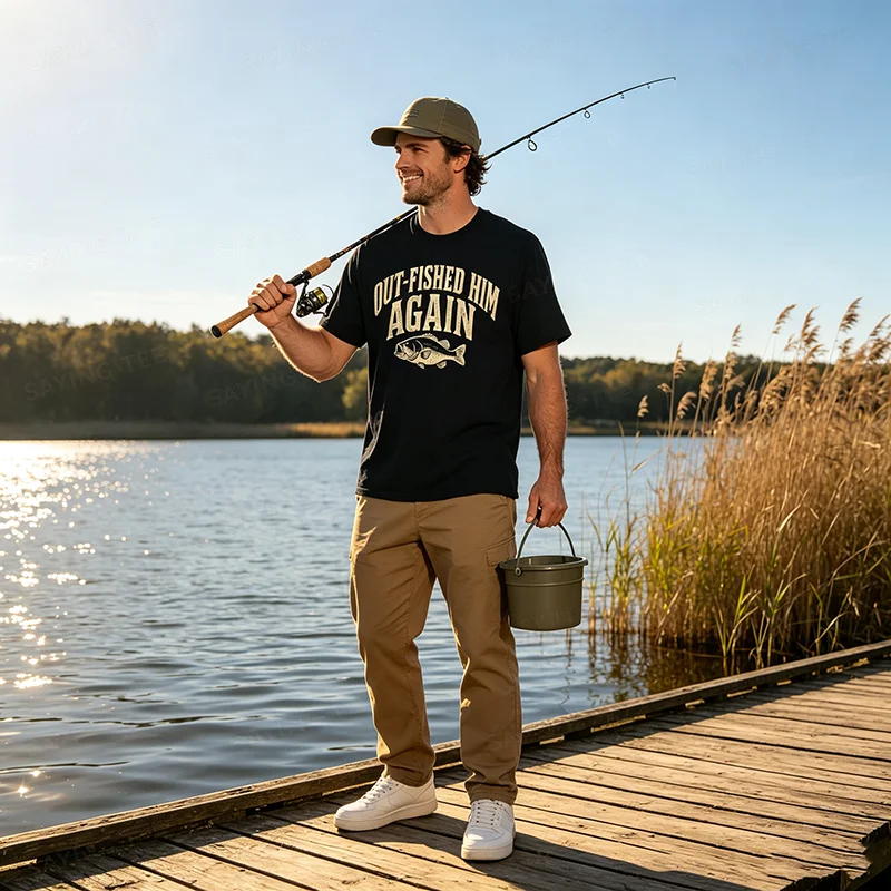Out-Fished Him Again Lustiges Bass-Angler-T-Shirt Y2k Fischer Outdoor-Kleidung Humor Fischliebhaber Angler Cooles Spruch-T-Shirt – Detail 4