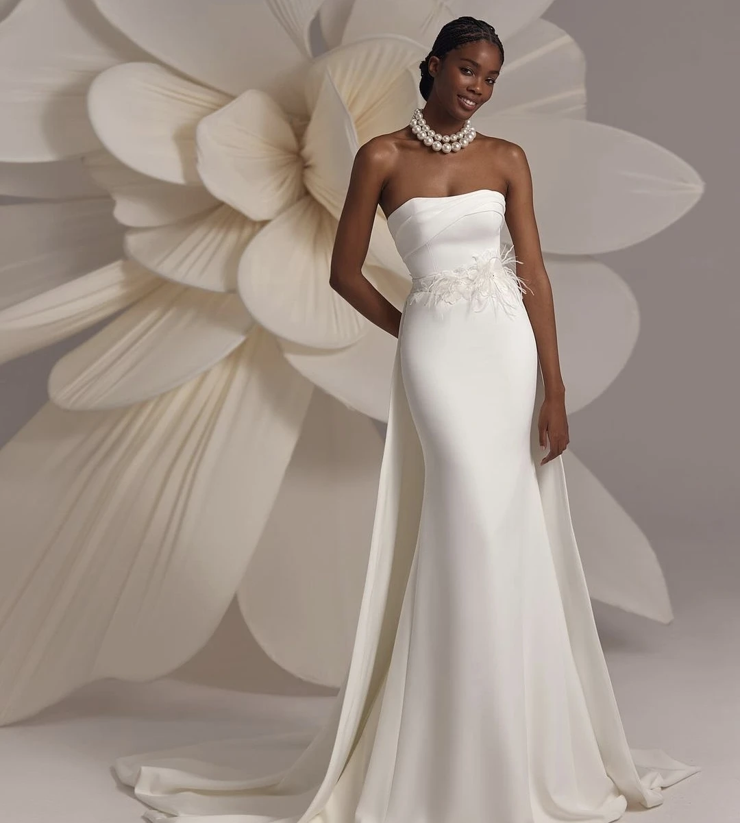 エレガントなマーメイドストラップレスウェディングドレス、フェザー付き取り外し可能なスカート、2024年ノースリーブローブ・デ・マリー、ゴージャス