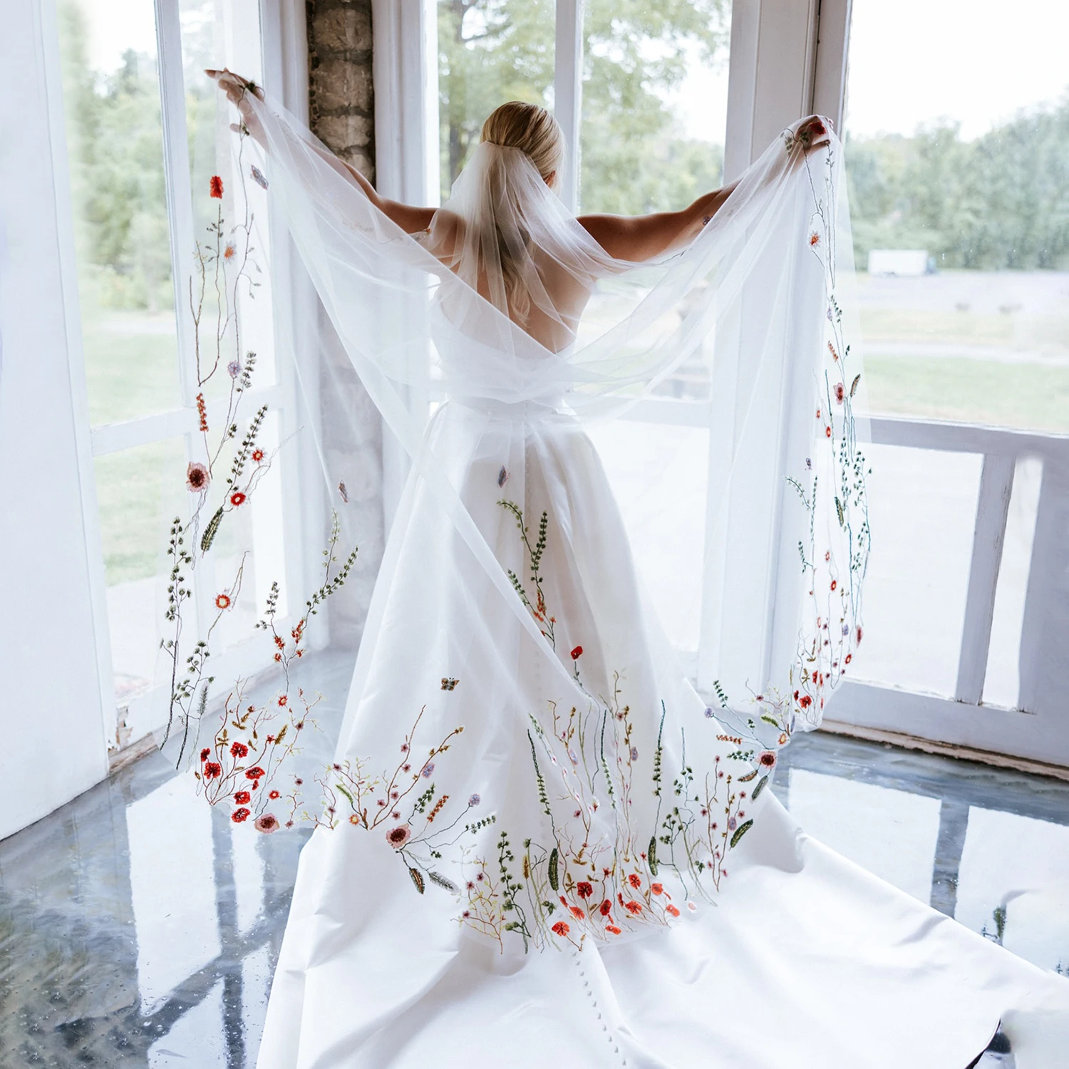 Customized Embroidered Flowers Trimmed Wedding Veils Colorful Scalloped Shaped Bridal Veil With Comb