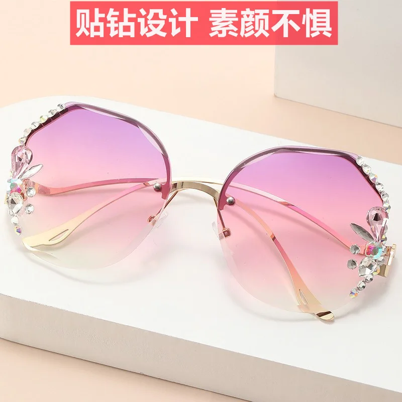 

2023 New Trimmed sunglasses Female Frameless Hollow out Metal Polygon with Diamond Hanins Street