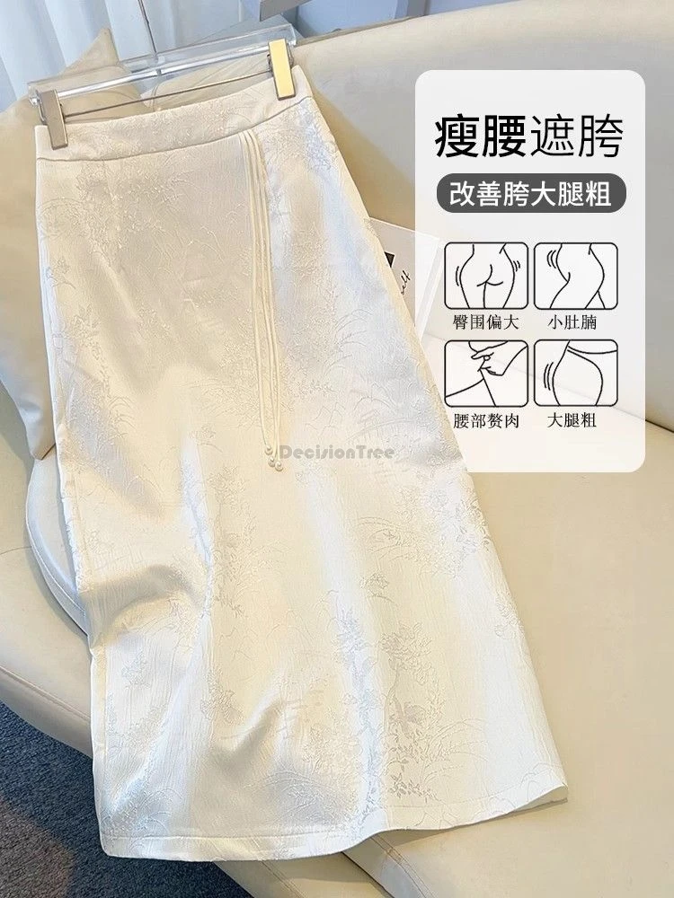 تنورة نصف على الطراز الصيني الجديد لعام 2025 للنساء للربيع والخريف تنورة جديدة مطرزة من الساتان أنيقة بتصميم كلاسيكي على شكل حرف a