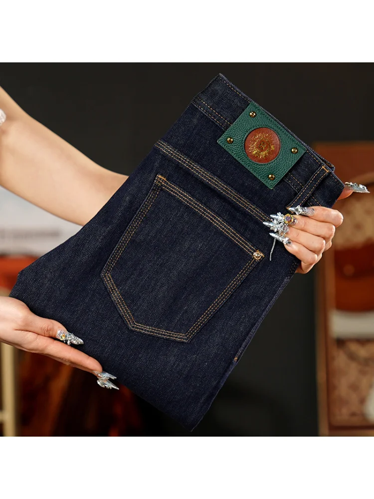 جينز جديد لعام 2025 للرجال ماركة عصرية بقصة ضيقة وأقدام صغيرة أزرق عميق سراويل طويلة من قماش الدنيم المرن متعدد الاستخدامات