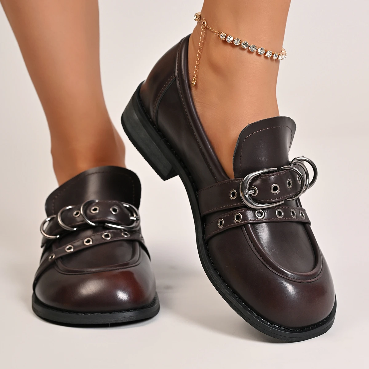 

Осенние женские лоферы, модные туфли-лодочки на низком каблуке, кожаные туфли в стиле панк с металлическим ремнем и пряжкой, женская повседневная обувь без шнуровки на мягкой подошве