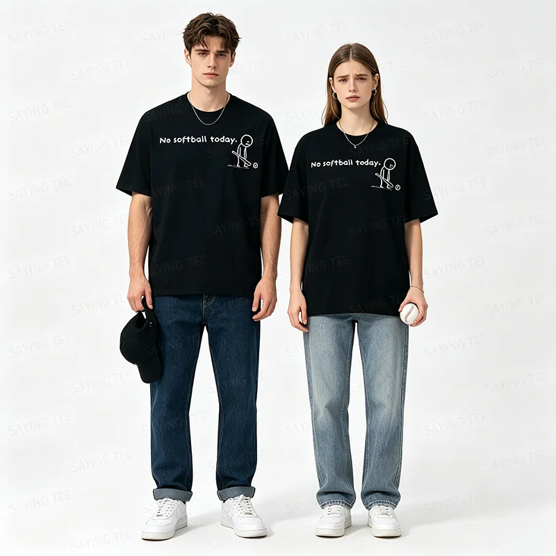Lustiges „No Softball Today“-Humor-T-Shirt für sarkastische Meme-Sportliebhaber – Y2K-Zeichnung, Comic, verspielte Stickman-Grafik mit Spruch – T-Shirt-Kleidung – Detail 7