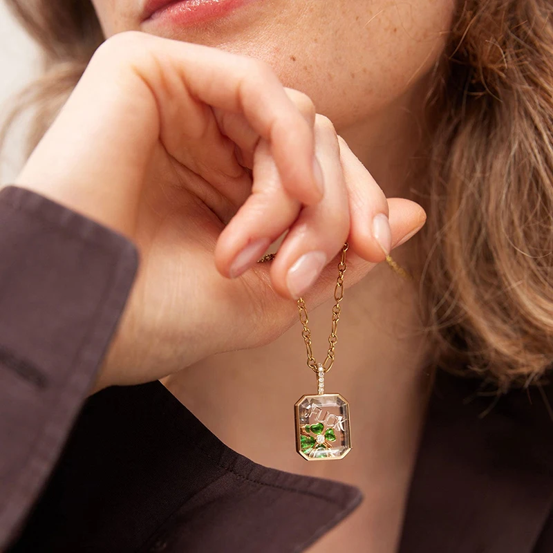 1 قطعة قلادة صندوق صور شخصية الرجعية مع قلادة DIY قابلة للفتح تصميم جوفاء صندوق شفاف مطلية بالذهب الحفاظ على اللون