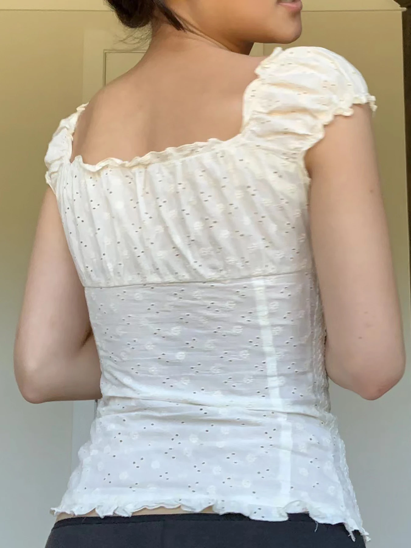 T-shirt à manches courtes et bords en dentelle de style français, nouveau body façonnant boutonné à col en v pour femmes, 2025