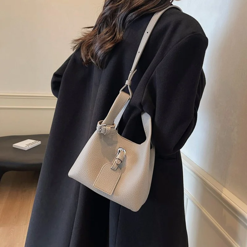 

Vintage Inspired Leather Messenger Bag For Women With Crossbody Strap For Practical Daily Use