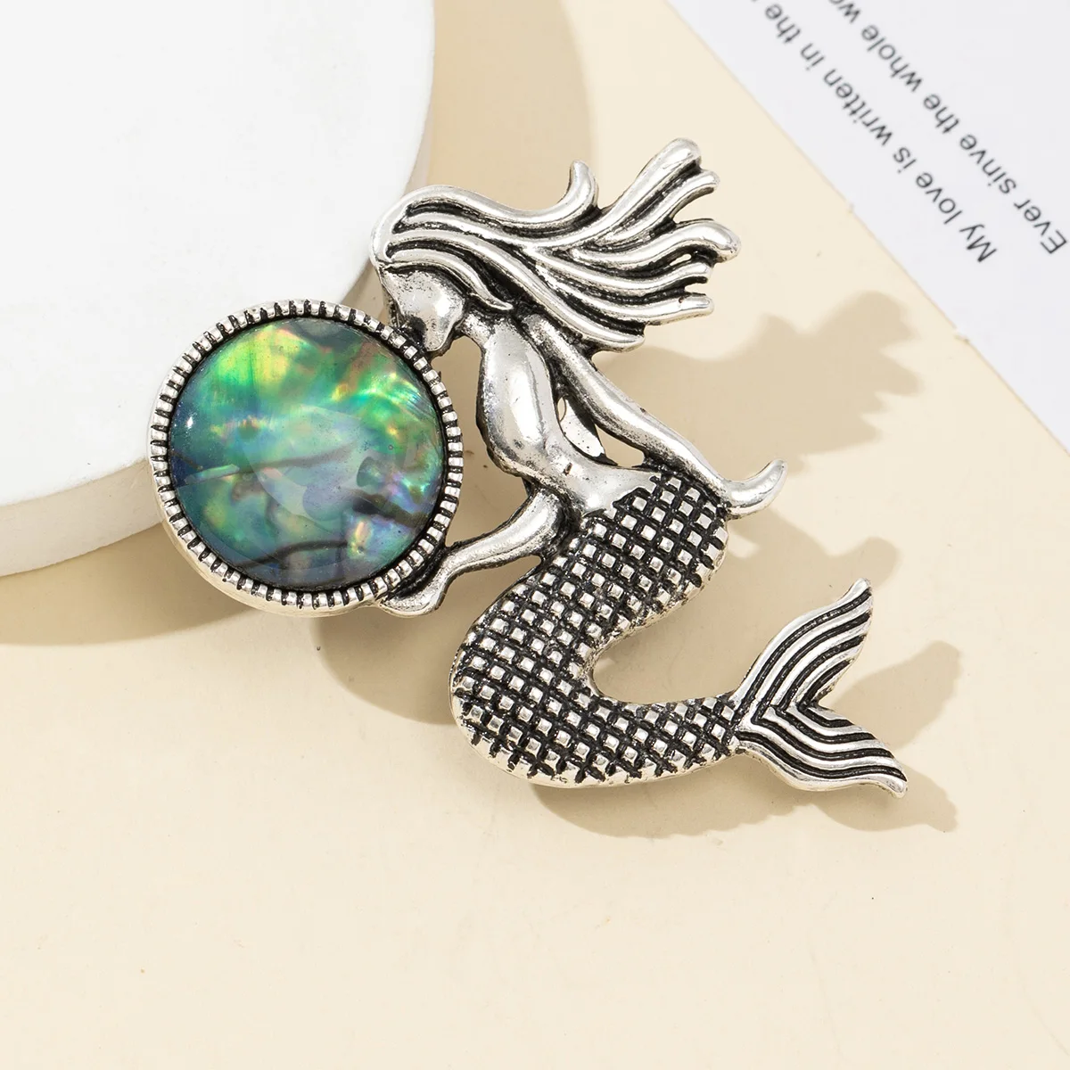 

Mermaid Natural Stone Brooch Ornament Vintage Natural Amethyst Crystal Pendant Healing Women Jewerly Party Gift 42x38mm