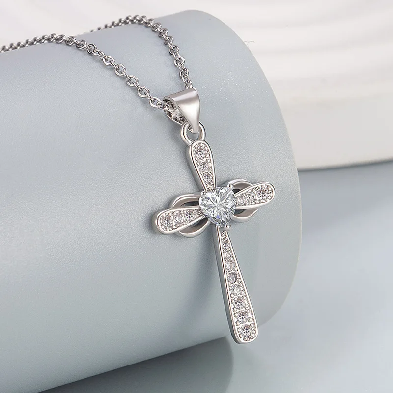 

Cross Pendant Hip Hop Creative Design Inlaid Heart-Shaped Zircon Elegant Unisex Necklace Clavicle Chain