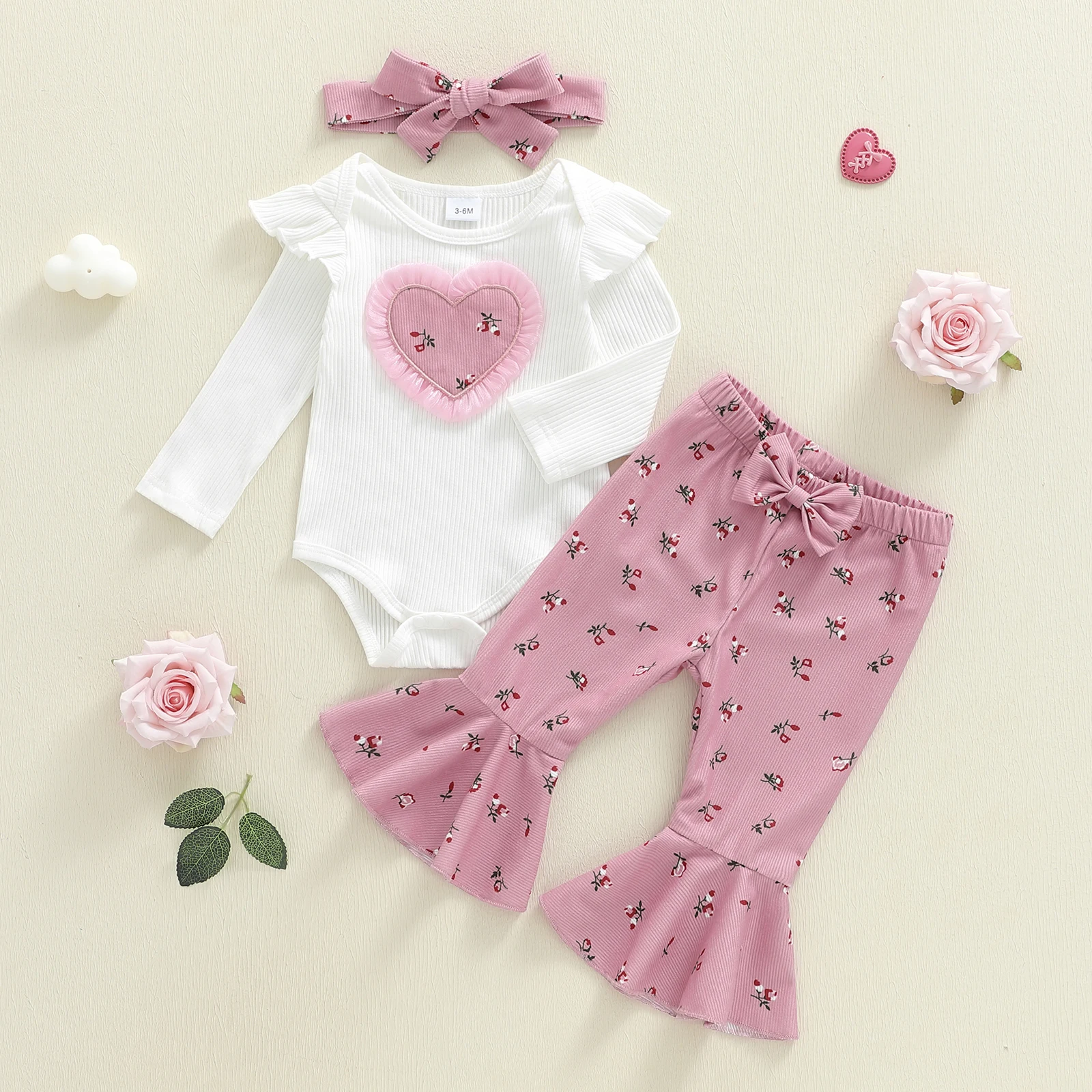 

Осенняя одежда для маленьких девочек, комбинезон с длинными рукавами в форме сердца, расклешенные брюки с цветочным узором и повязкой на голову с бантом, комплект из 3 предметов