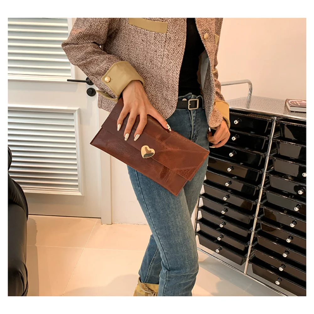 Retro Leather Women'S Clutch Bag Personalized Envelope Bag Coin Purse Large Capacity Wallet Heart Shaped Snaps Handbag