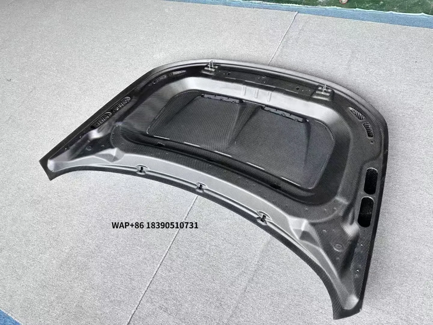 

Factory New High Quality Dry Carbon Fiber Hood for Range Rover Sport