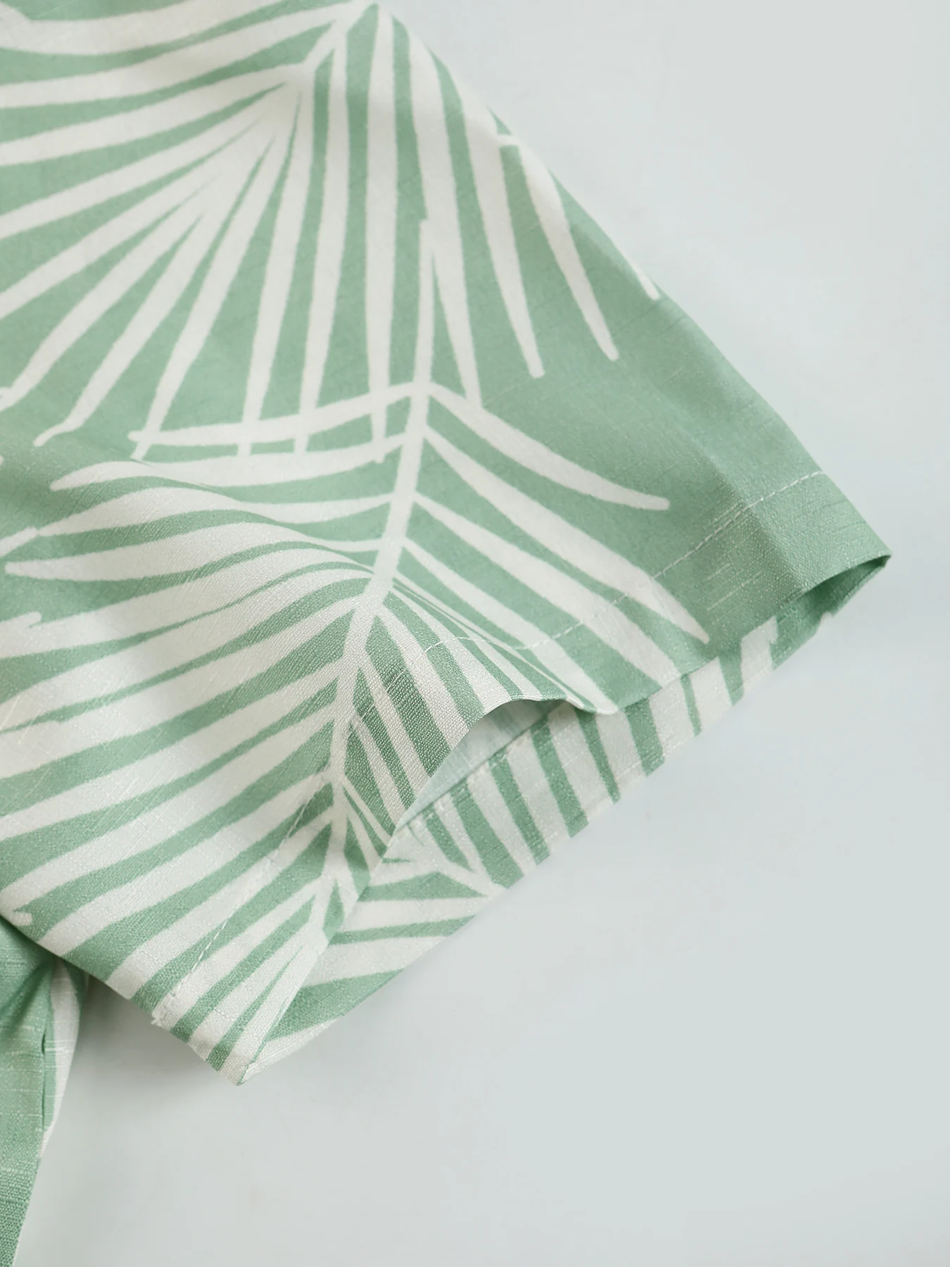 Tropical Plant Print Men's Two-Piece Suit, Green and White Cuban Collar Short-Sleeved Shirt and Shorts, Casual Loose Hawaiian Style Men's Summer Outfit view 6