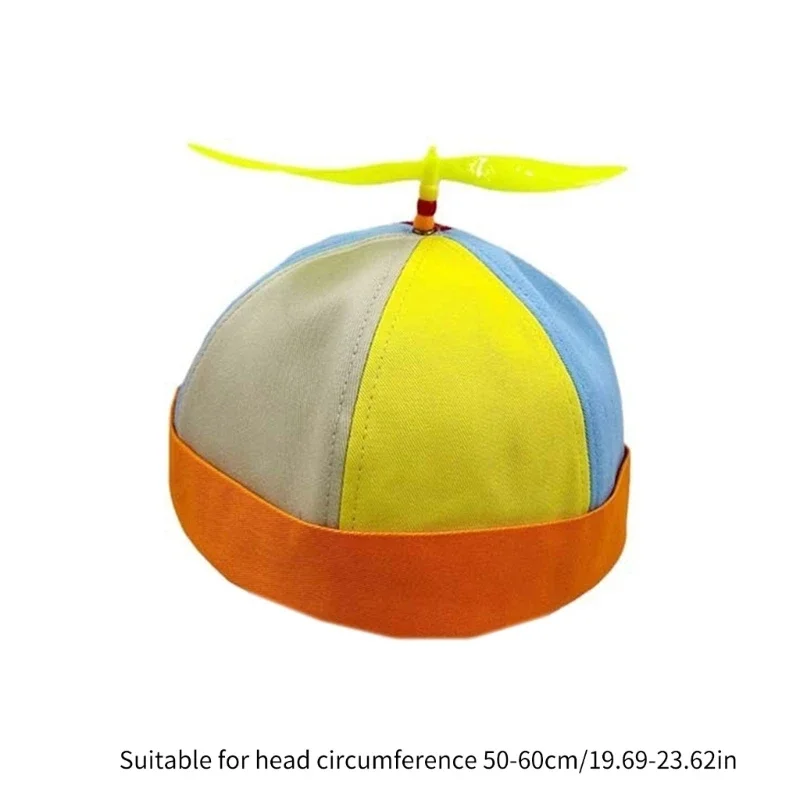 Elegante sombrero helicóptero con coloridos mosaicos bambú que destaca entre multitud con sombrero único para y
