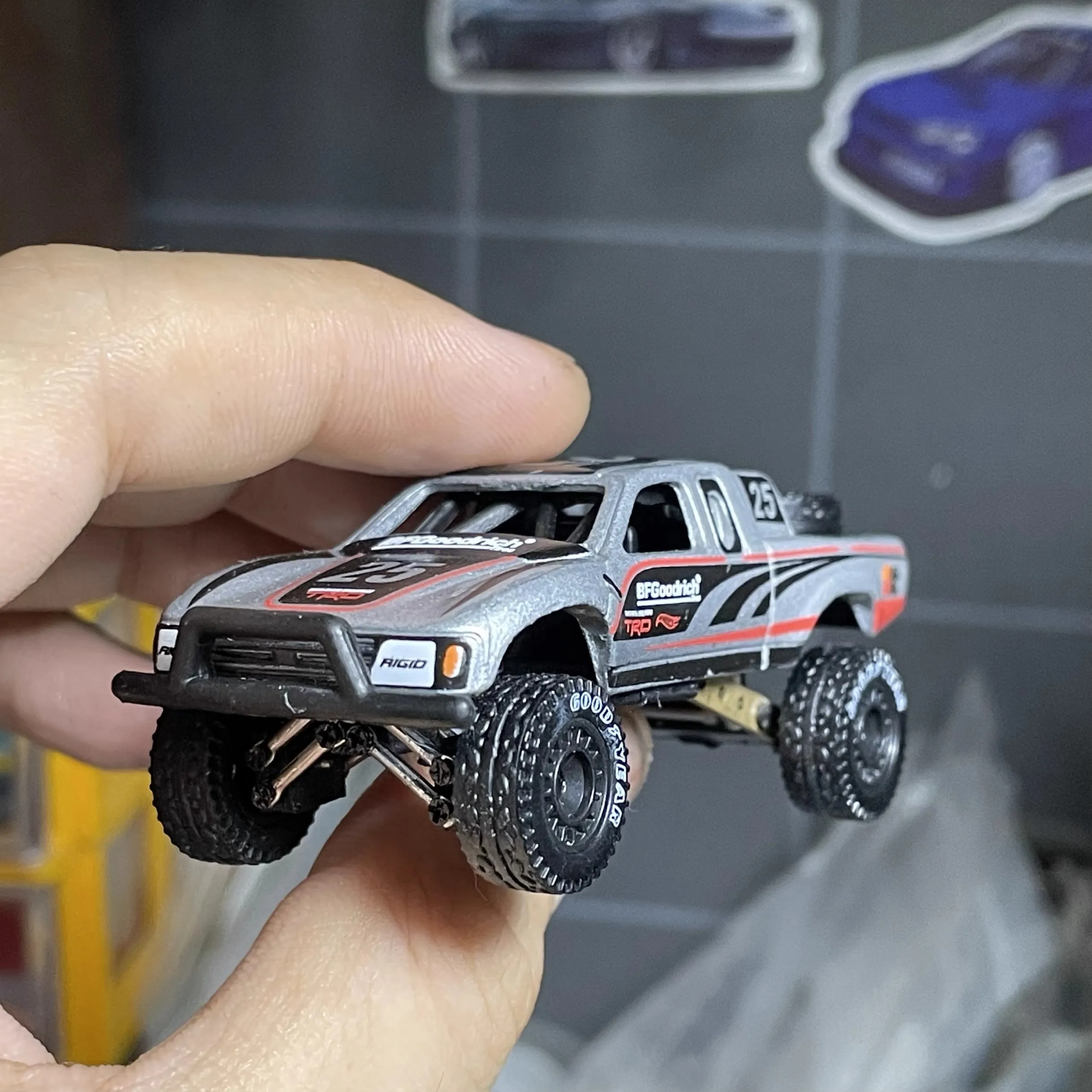 1:64 Modified Model Car Trophy Truck Baja 1000 Off-road Conversion Garage Repair Scene Diorama