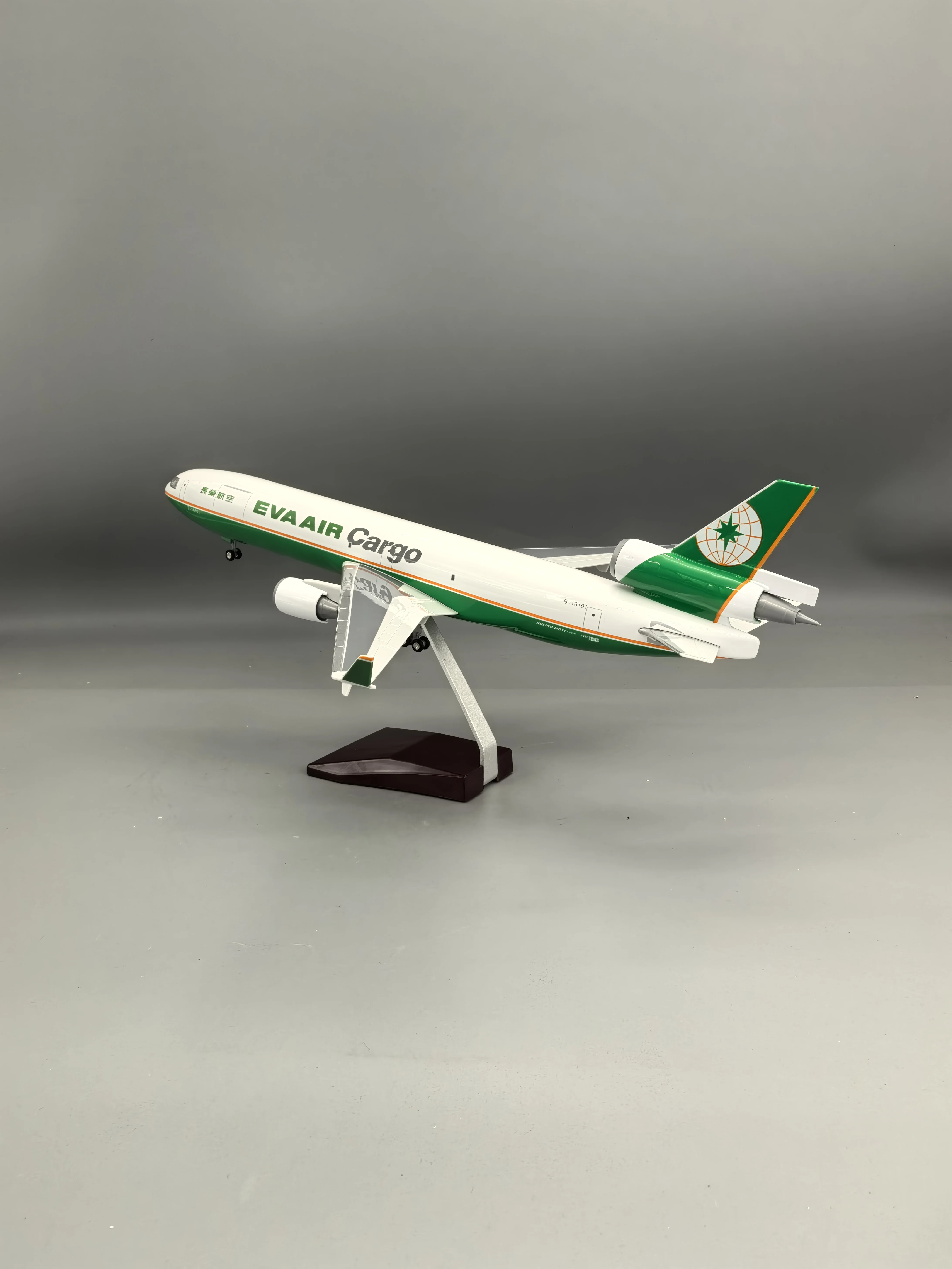 โมเดลเครื่องบิน MD11 ของสายการบิน Eva Air Cargo รุ่น MD-11 ขนาด 1:130 ทำจากเรซิ่น สำหรับนักสะสม ของขวัญ โมเดลเครื่องบิน พร้อมล้อลงจอด