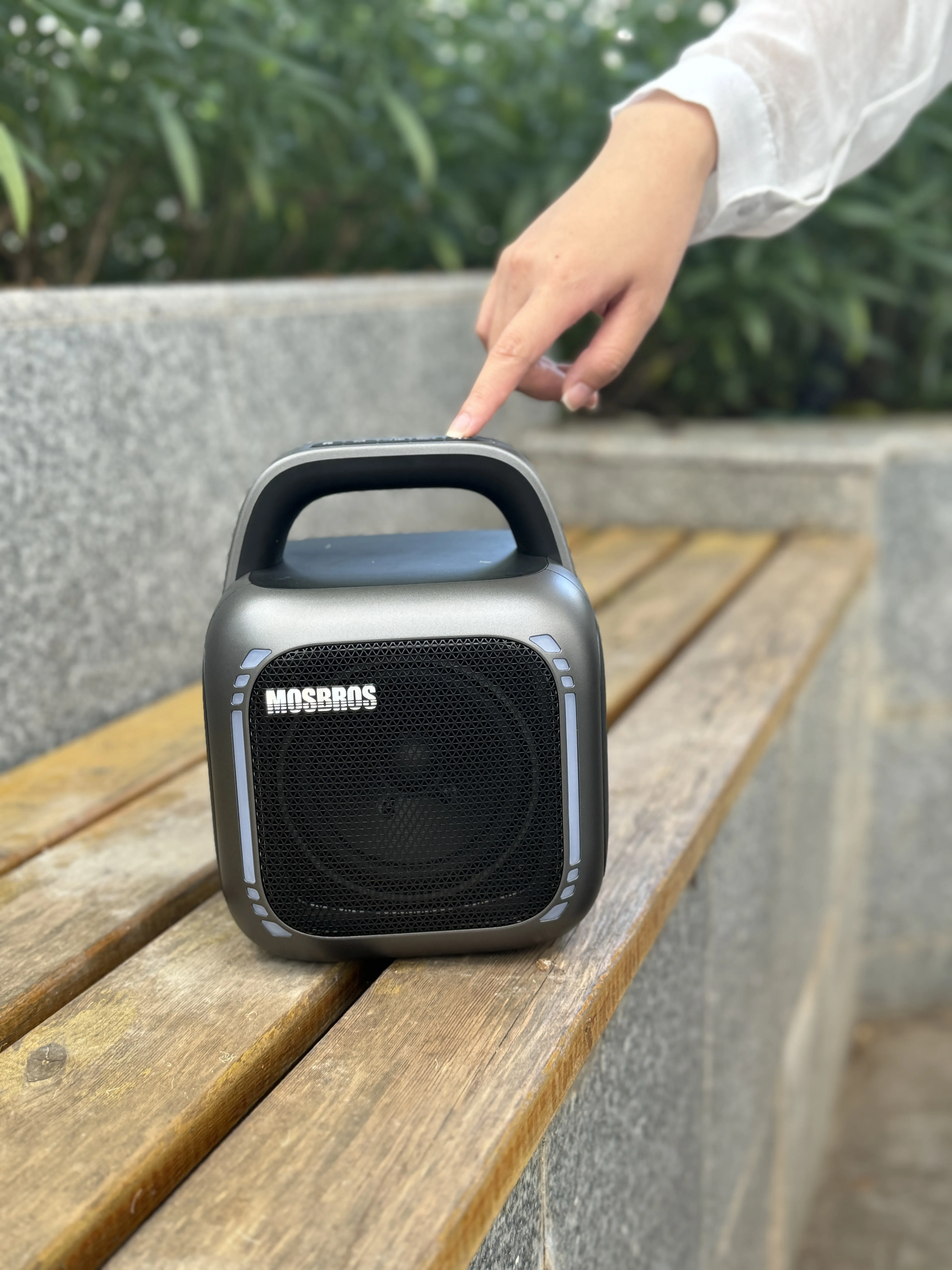 Przenośny głośnik karaoke Bluetooth Karabox, bezprzewodowy głośnik do użytku domowego i na zewnątrz, z dwoma bezprzewodowymi mikrofonami, BT 5.3