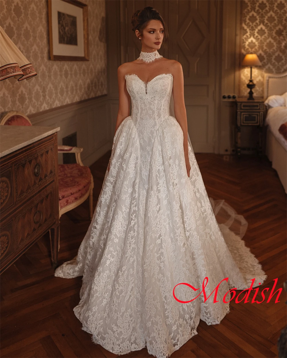 

Customized White Lace Wedding Dress Exquisite Strapless Sleeveless Bridal Gowns Chapel Train Zipper Back Vestido De Novia