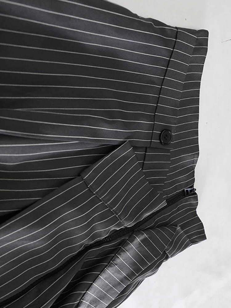 [EAM] High Waist Gray Striped Irregular Pleated Elegant A-line Half-body Skirt Women Fashion Tide New Spring Autumn 2026 1DJ7864