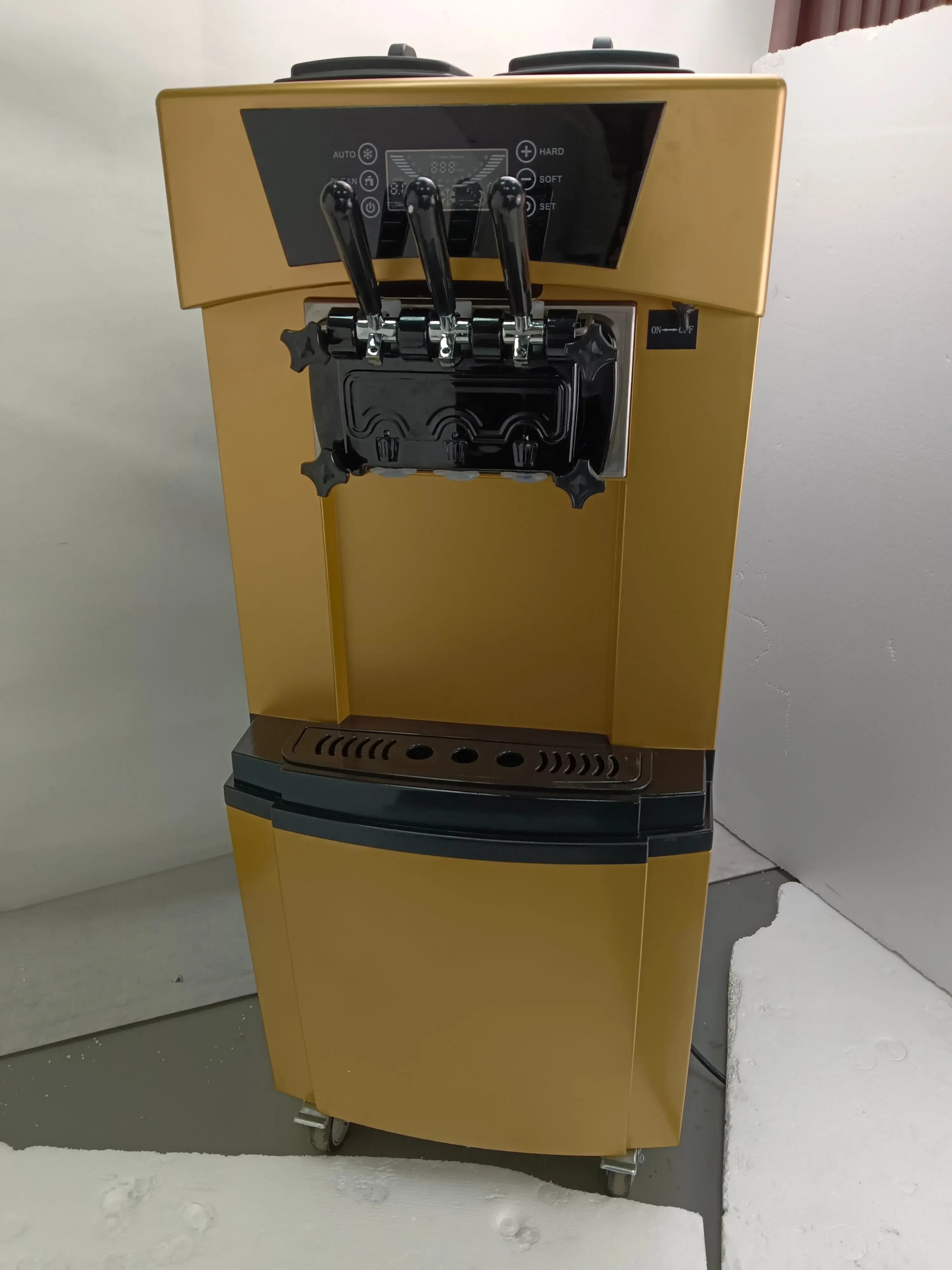 2.3kw Commercial Automatic Cone Sundae Vertical Three Heads Soft Ice Cream Machine, Capacity: 22-30L/h, Support Customization