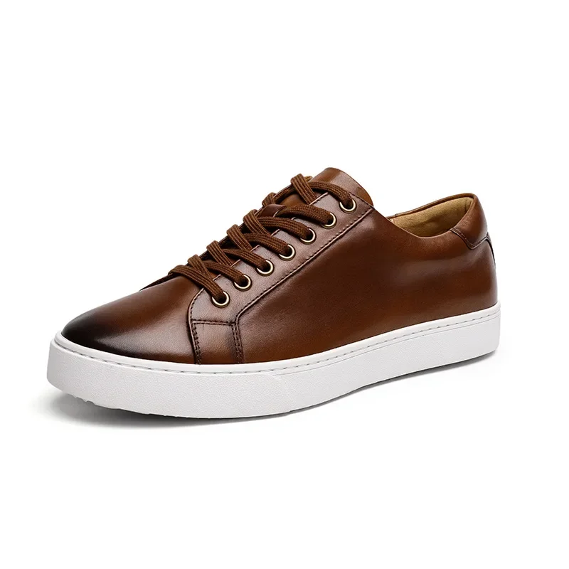 British Thick Bottom Trend scarpe da uomo Sneakers coreano Casual First Layer Cattlehide scarpe da uomo in pelle scarpe sportive bianche da uomo