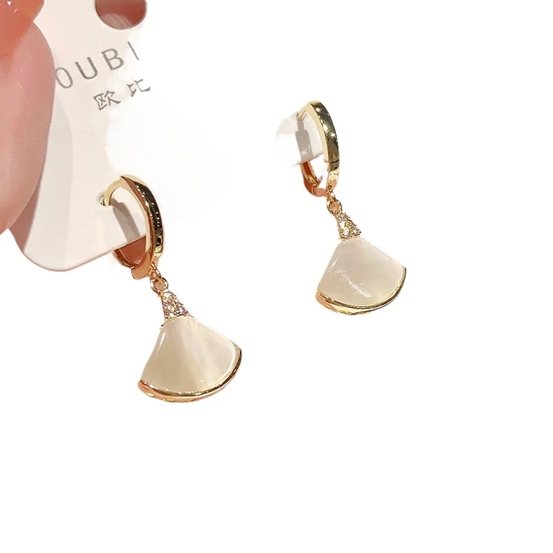 

Женские серьги с французским опалом, нишевые легкие роскошные высококачественные маленькие юбки с пряжками для ушей холодного ветра