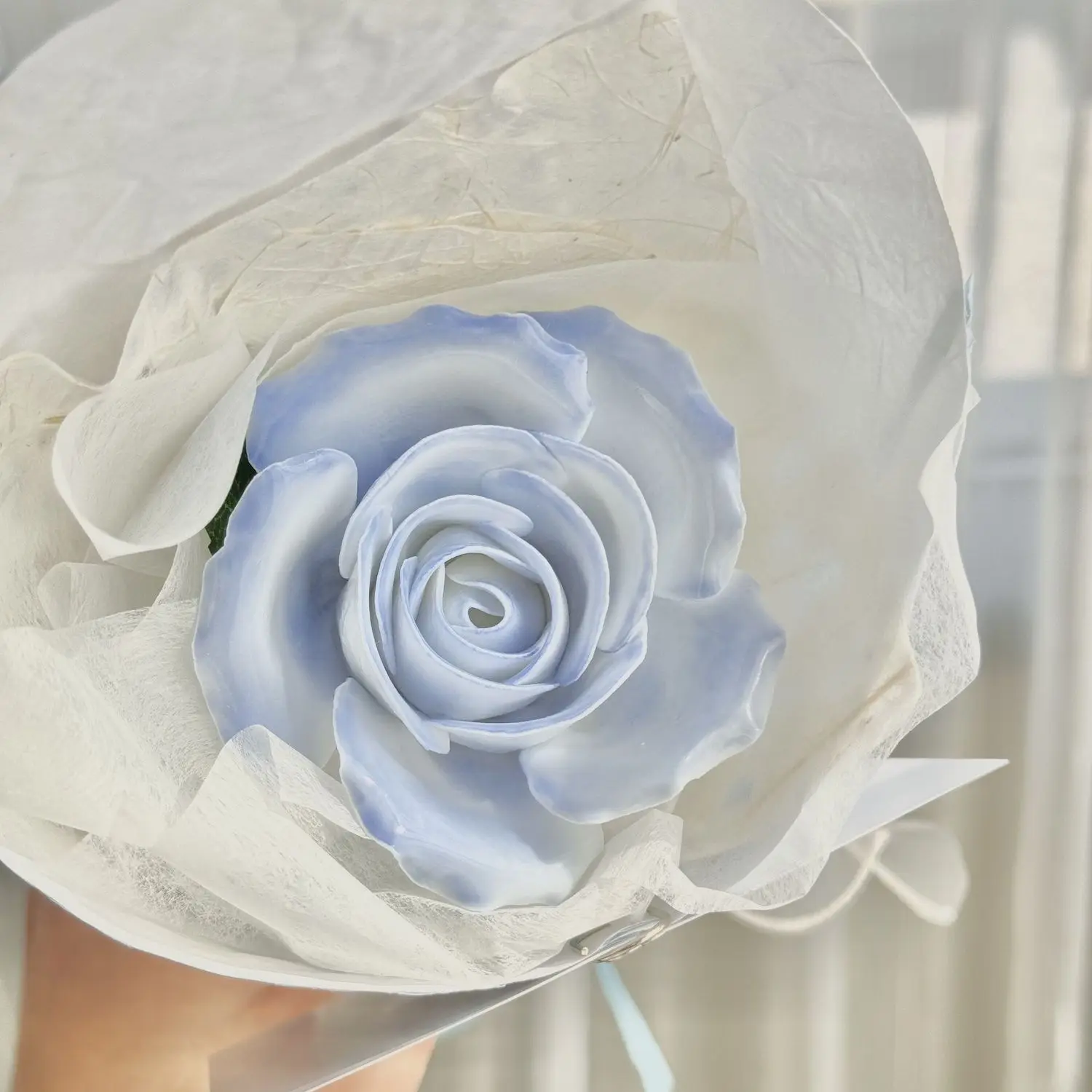 

Ceramic Ice Blue Rotating Rose Bouquet - Romantic Floral Ornament, Premium Ceramic Craft, Elegant Modern Style