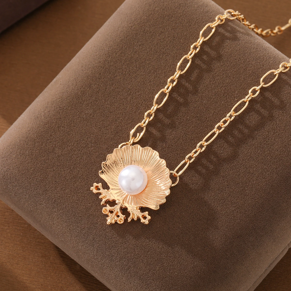 Elegant Fan-Shaped Shell Texture Inlay Pearl Imitation Pendant Necklace for Ladies, Suitable for Banquets and Parties.