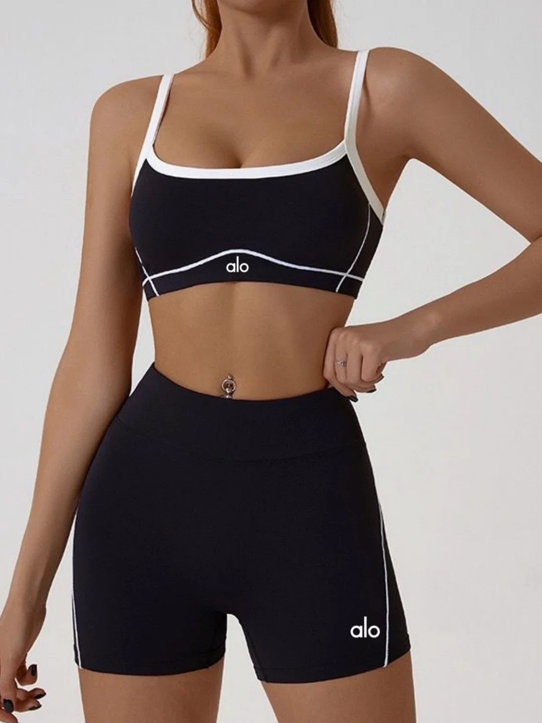 completo-sportivo-da-donna-aioqeaios-per-yoga-e-fitness-con-top-a-bretelle-e-shorts-modellanti-a-vita-alta-per-effetto-push-up-e-sensazione-di-leggerezza