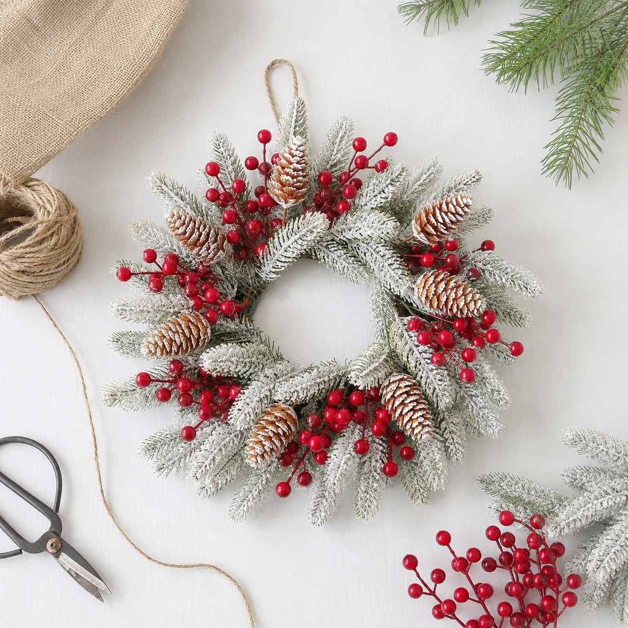 20 Stück künstliche Weihnachts-Zedernzweige mit roten Beeren, Tannenzapfen und schneebedecktem Wintergrün für Vasen, Kränze, Girlanden und DIY-Dekorationen – Detail 3