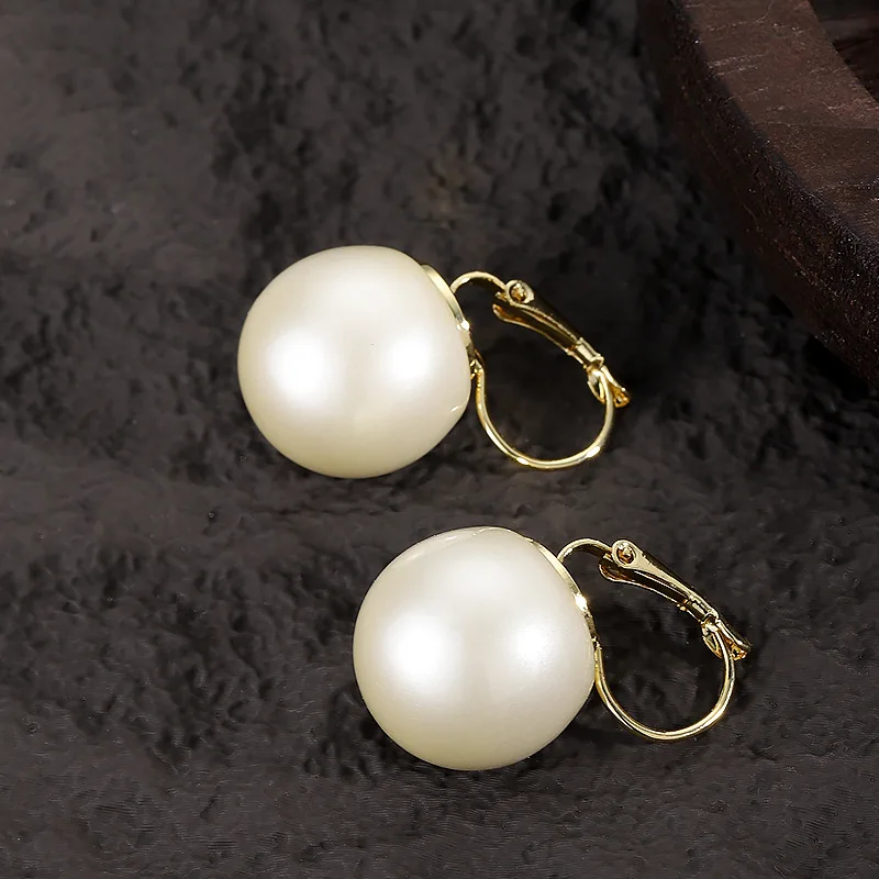 

Stylish, gentle, fragrant, beige, small light bulb, pearl earrings, light luxury, elegant, high-end commuting earrings