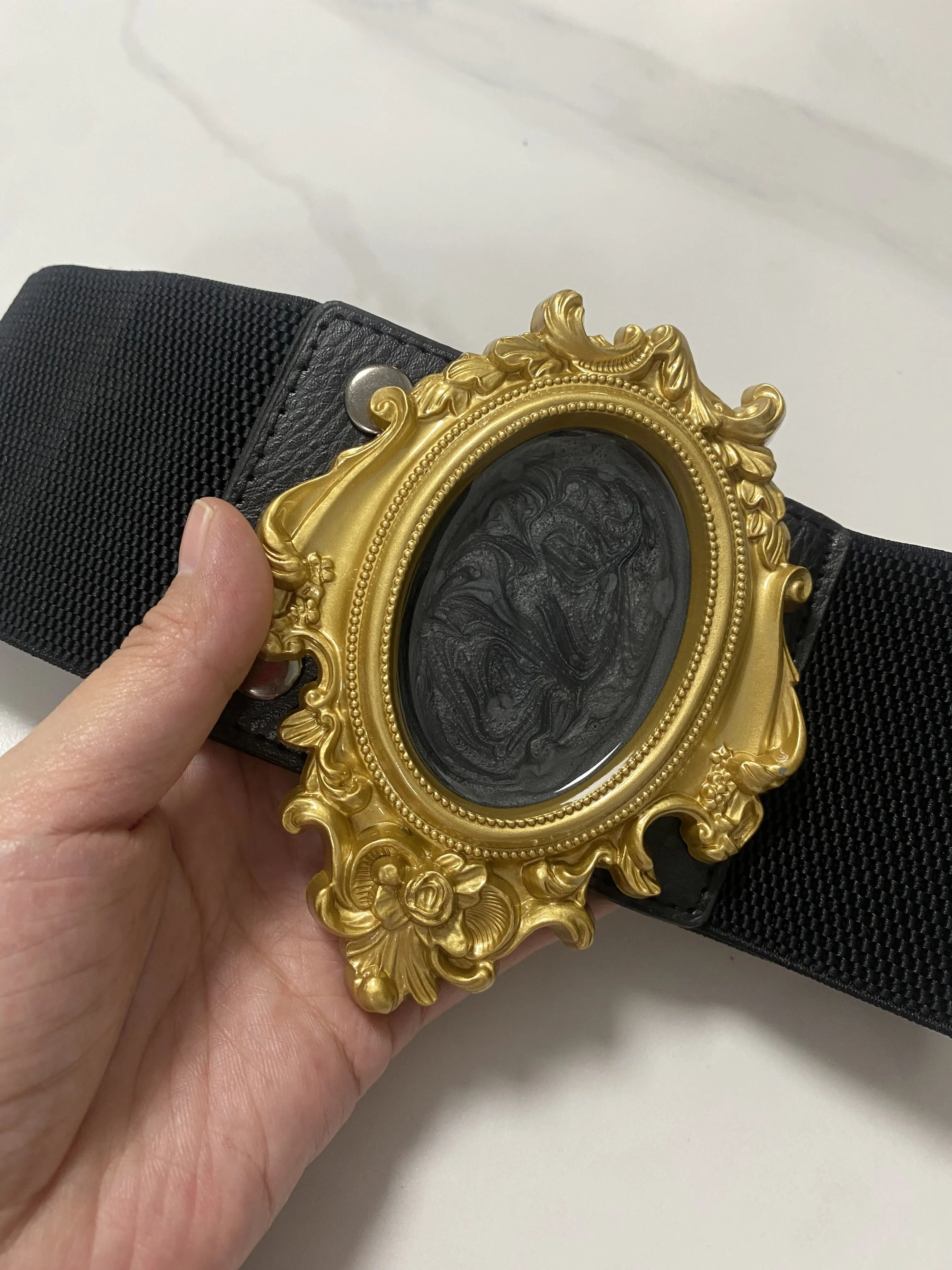 Рисунок 3 - Женский модельный ремень с золотистой пряжкой