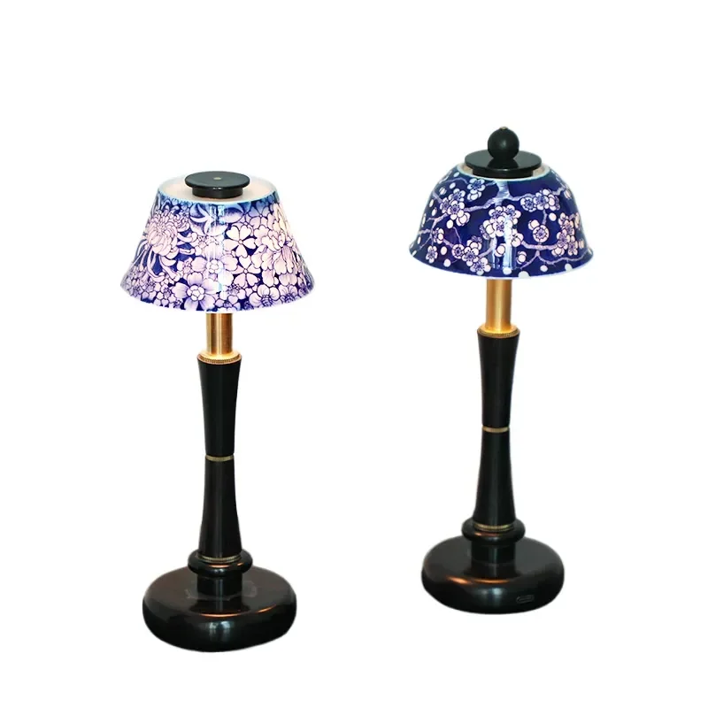 Pure handmade blue and white ceramic leather lamp, retro brass mahogany desk lamp, atmosphere touch designer model