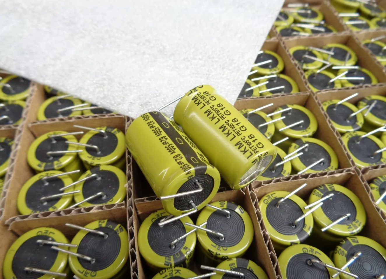 5PCS -1lot   82UF 500V LKM 500V 82UF Power Capacitor Long life 18X31 105 degrees