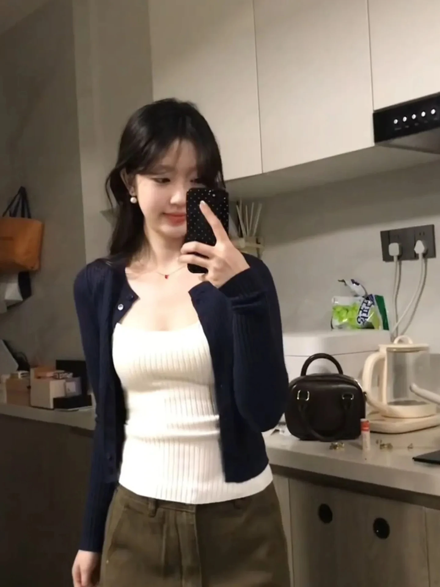 طقم مكون من قطعتين باللون الأزرق الداكن للنساء لربيع 2026 سترة ركاب بسيطة مفتوحة سترة داخلية بدون أكمام مجموعة اتجاه الكلية