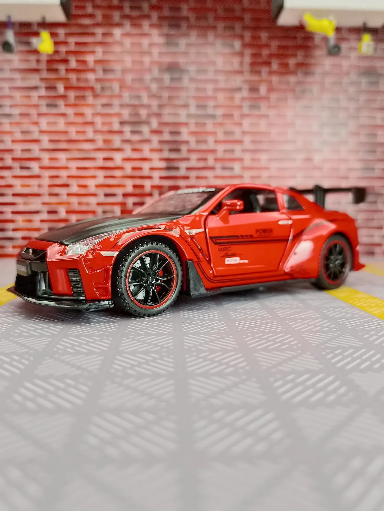 

1:32 GTR35 Large Tail Alloy Car Model Boy Rally Racing Super Run Metal Toy Car the doors on both sides can be opened