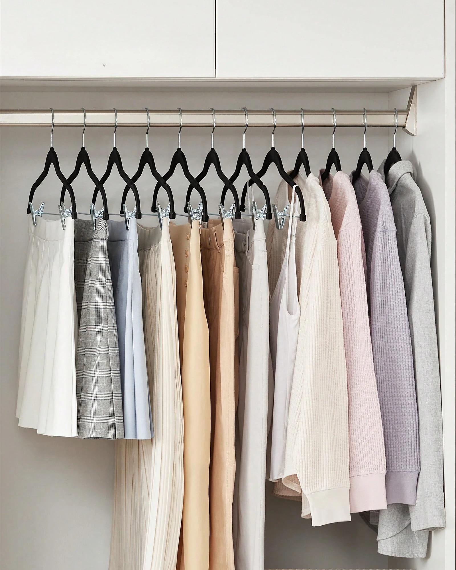 50 Pack 16.7 Inch Velvet Pants Hangers, Heavy Duty Non-Slip Trouser Hangers with Adjustable Clips, Space Saving Closet Organizer for Pants, Skirts, Coats, Dresses & Tank Tops