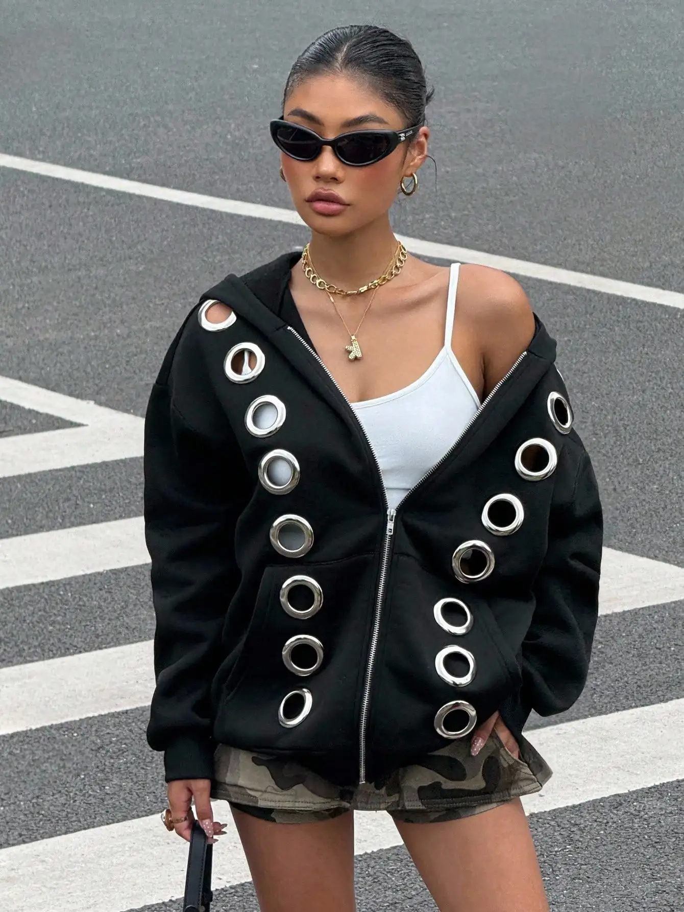 

Черная толстовка на молнии с капюшоном и декоративными люверсами для уличного стиля, панка и Y2K-образов