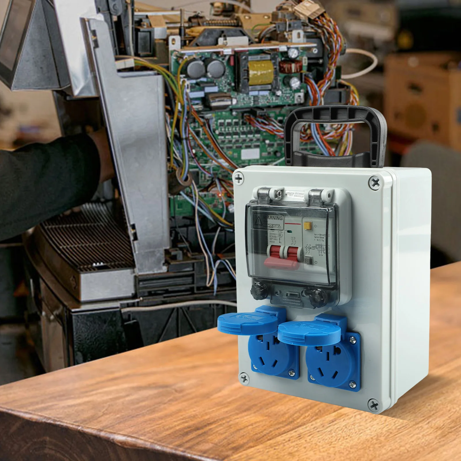 

Harsh Environments Portable Socket Box Circuit Breaker Compatible 5-Hole Socket Panel Compact Size Dustproof Design