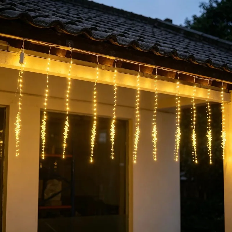 luces-decorativas-para-exteriores-con-forma-de-cortina-de-carambanos-hechas-con-alambre-de-cobre-y-alimentadas-por-energia-solar