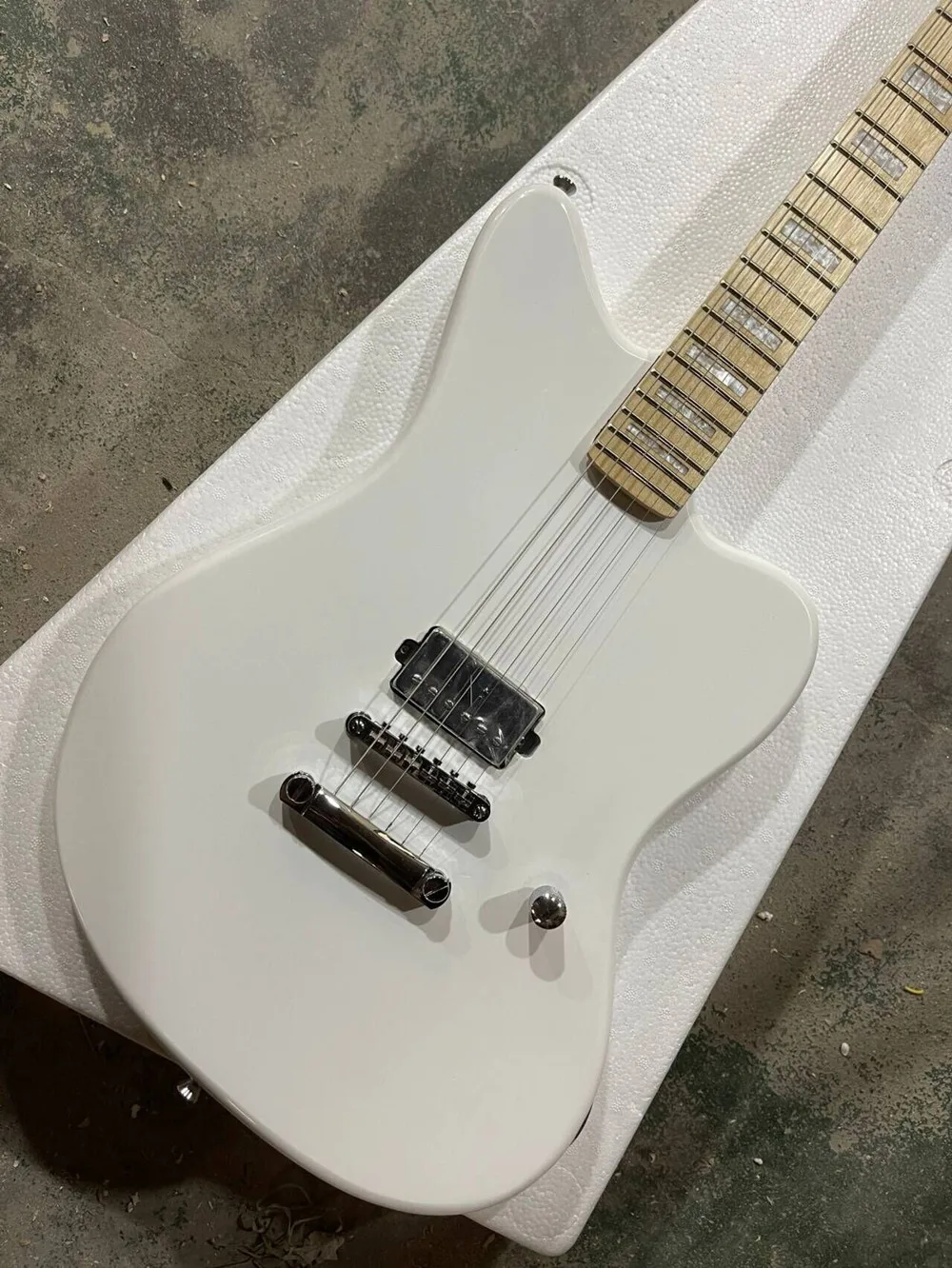 White body 6 Strings Electric Guitar with Chrome Hardware,Maple Neck,Offer Customized