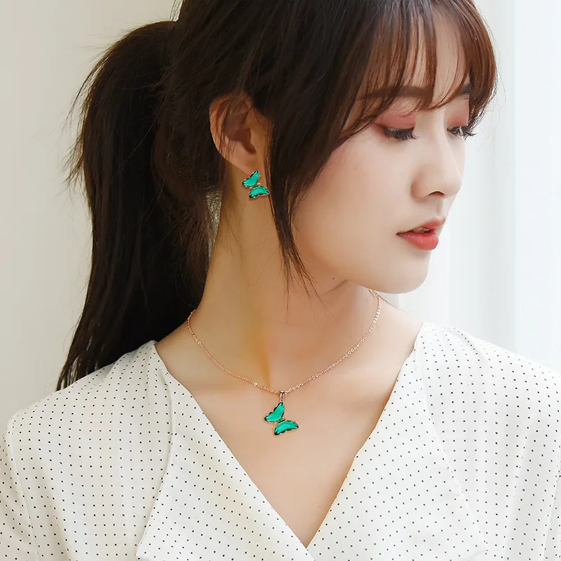 Titanium steel sweet diagonal crystal butterfly necklace. Women's retro necklace, fashionable clothing necklace